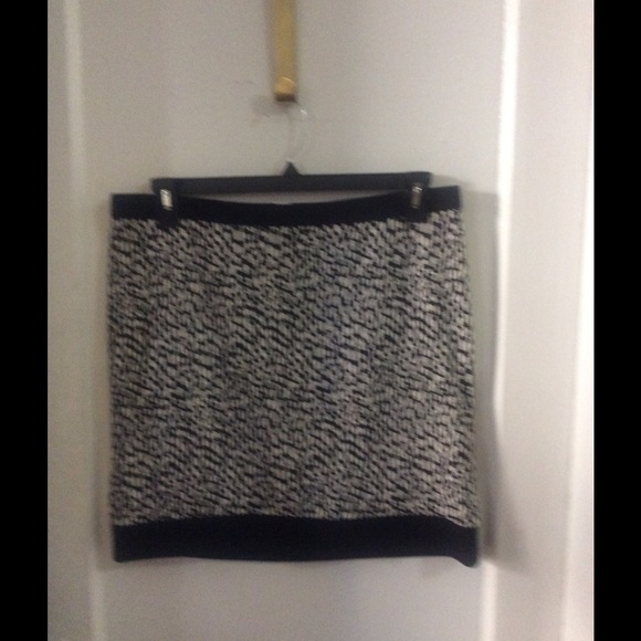 Black and White print knit skirt - Picture 1 of 2