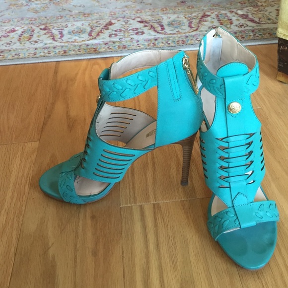Guess gorgeous teal heels