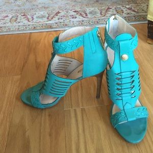 Guess gorgeous teal heels