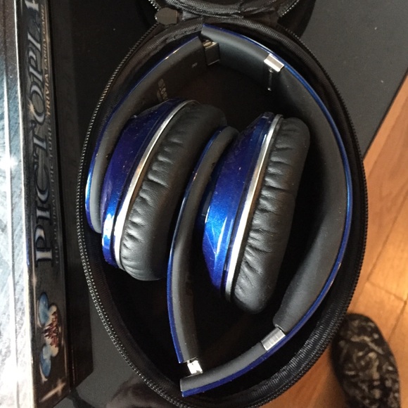 Studio Beats Navy Blue with case but no wire - Picture 1 of 4