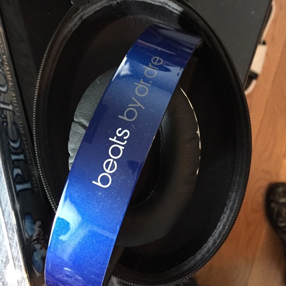 Studio Beats Navy Blue with case but no wire - Picture 2 of 4