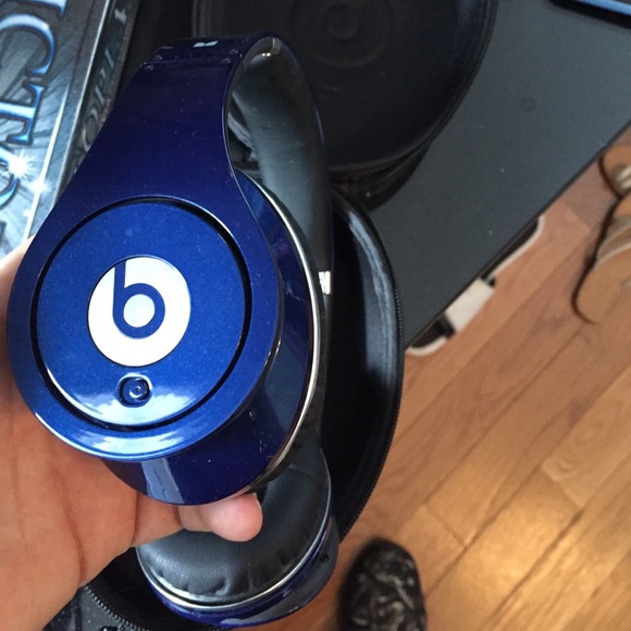 Studio Beats Navy Blue with case but no wire - Picture 4 of 4