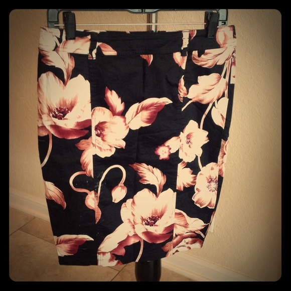 Beautiful floral pencil skirt - Picture 1 of 2