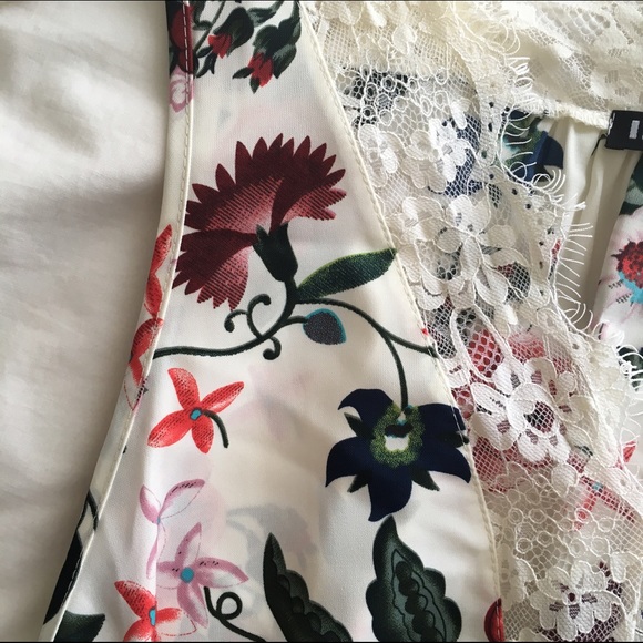 Sleeveless Lace Neckline Floral Dress - Picture 2 of 4