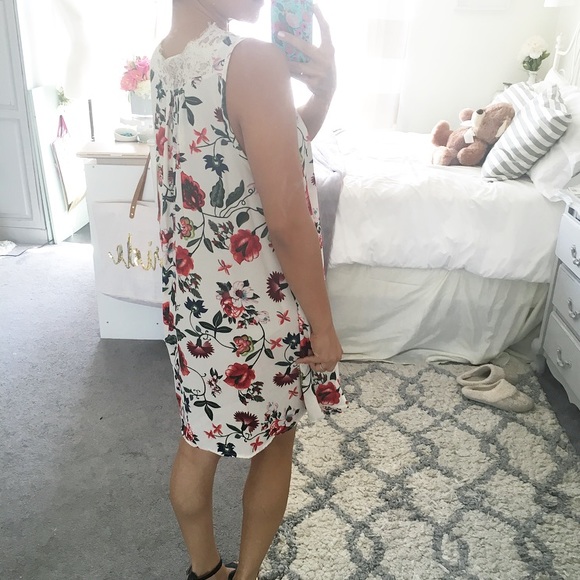 Sleeveless Lace Neckline Floral Dress - Picture 3 of 4