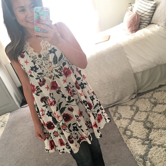 Sleeveless Lace Neckline Floral Dress - Picture 4 of 4