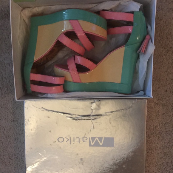 Women's Matiko "echo" wedge sandals size 9