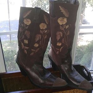 COWGIRL BOOTS