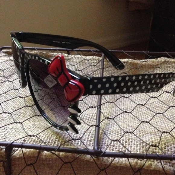 Hello Kitty Black Polka Dot Sunglasses NEW - Picture 2 of 3