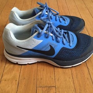 Nike Women's Fitsole Sneaker (7.5)