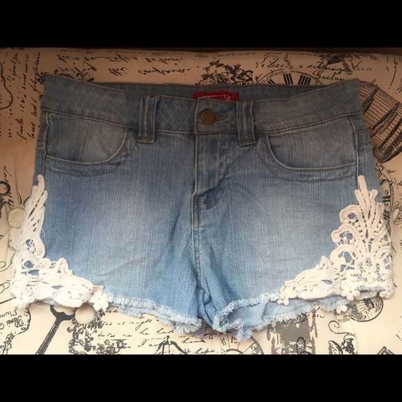 Shorts with lace design - Picture 1 of 1