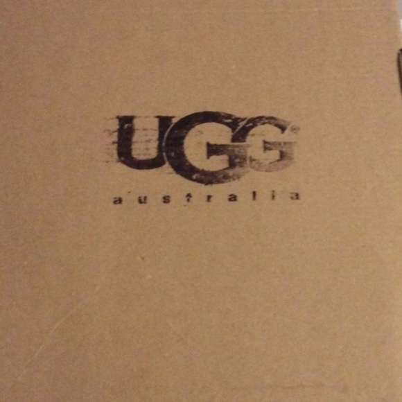 UGG SHORT BOOTS NEVER WORN BOUGHT AT JOURNEY'S