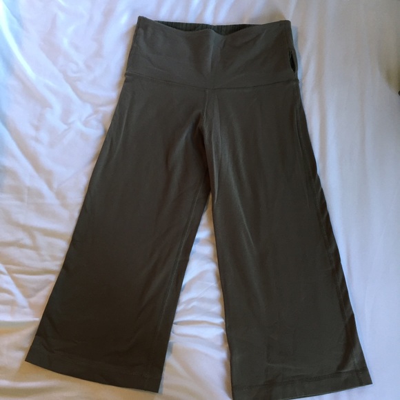 Size 4 Lululemon Roll-over Waistband Crops - Picture 1 of 4