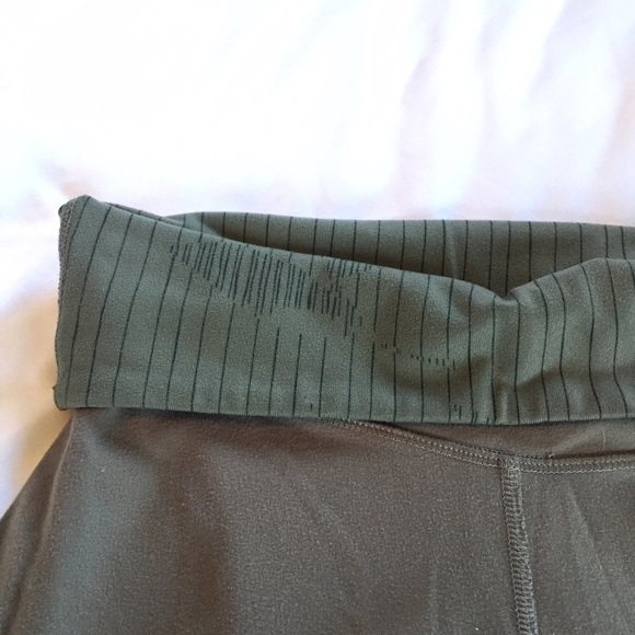 Size 4 Lululemon Roll-over Waistband Crops - Picture 2 of 4