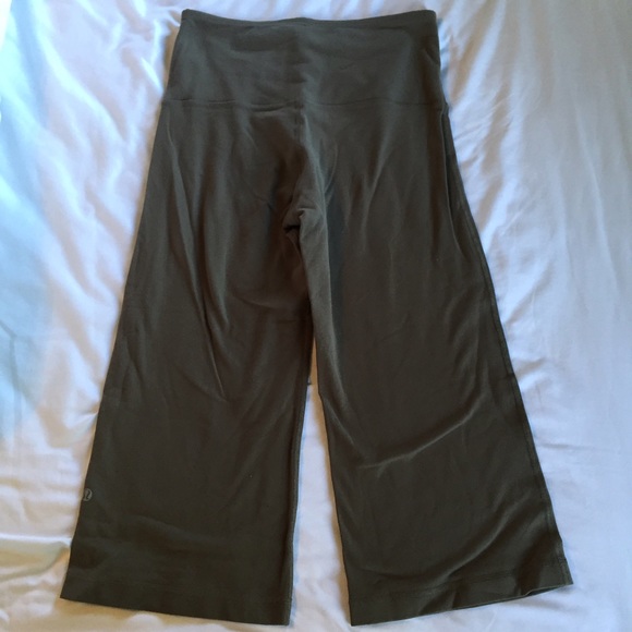 Size 4 Lululemon Roll-over Waistband Crops - Picture 4 of 4