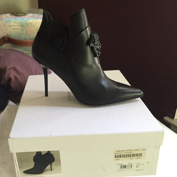 Leather boots Versace Black size 41 EU in Leather - 56240955 Versace boots size 41