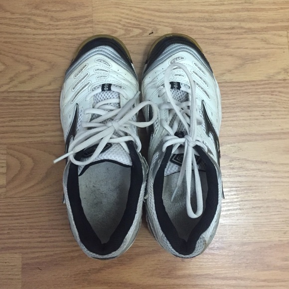 Size 6 Mizuno volleyball shoes