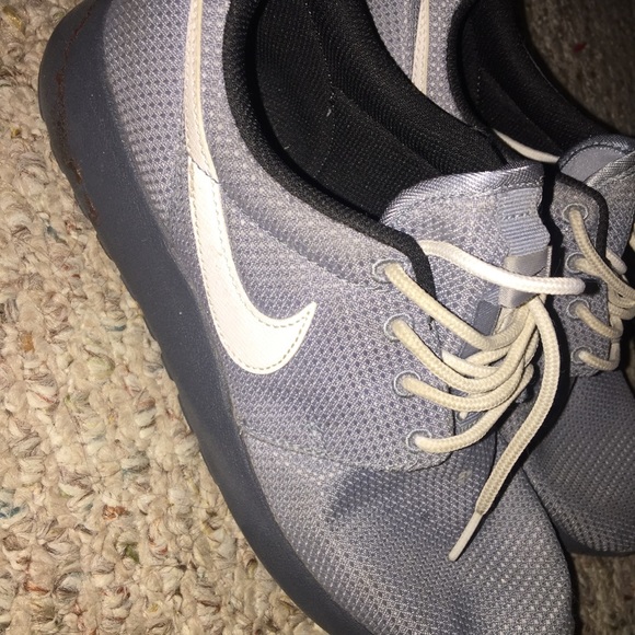 Gray nike roshes