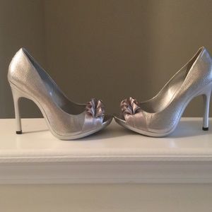 Carlos Santana Pumps