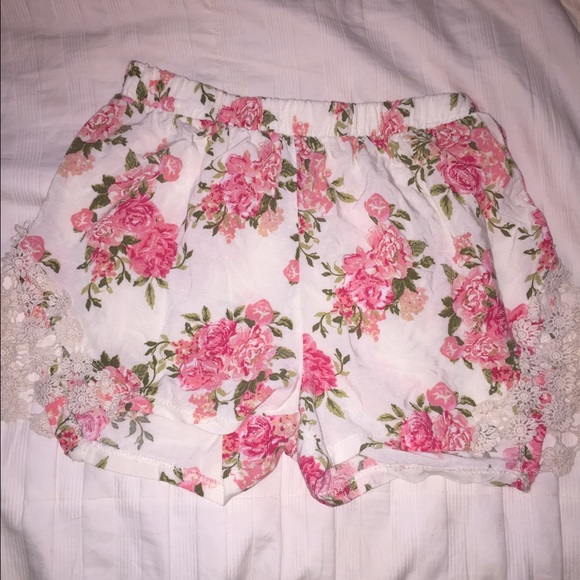 Loose chic shorts - Picture 1 of 2