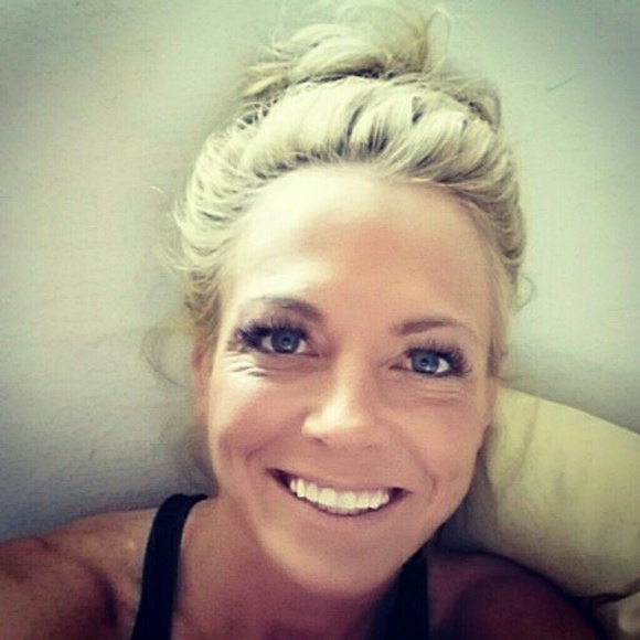 Meet your Posher, Lauren - Picture 2 of 8