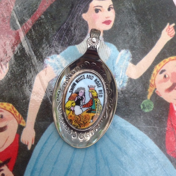 Snow White and Rose Red pendant - Picture 2 of 4