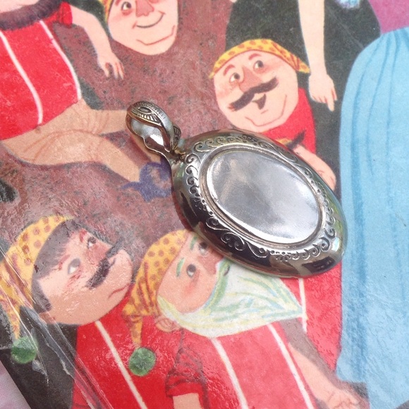 Snow White and Rose Red pendant - Picture 3 of 4
