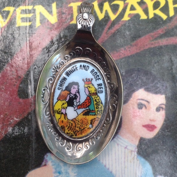Snow White and Rose Red pendant - Picture 4 of 4