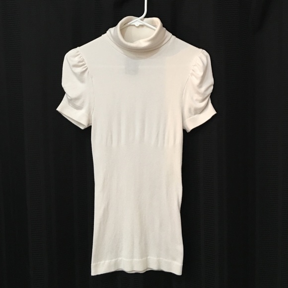 BEBE TURTLENECK LIGHT WAIGHT SWEATER TOP.