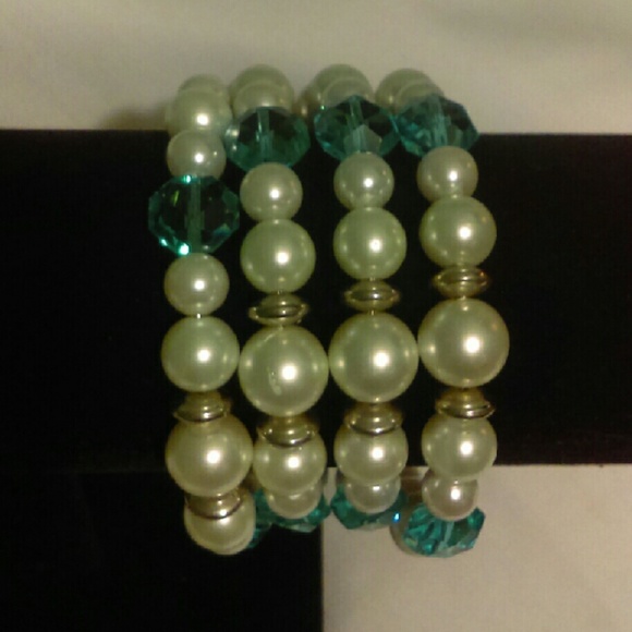 Handmade Turquoise & White Memory Wire Bracelet - Picture 2 of 4