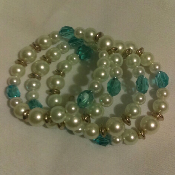 Handmade Turquoise & White Memory Wire Bracelet - Picture 3 of 4