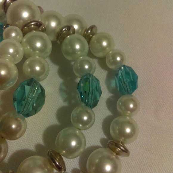 Handmade Turquoise & White Memory Wire Bracelet - Picture 4 of 4