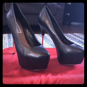 Black leather platform Steve Madden pumps