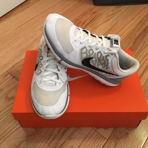 White NIKE Flex Runs 2015