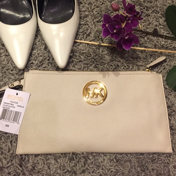 MICHAEL Michael Kors Handbags - Large Fulton Vanilla Leather Michael Kors Clutch