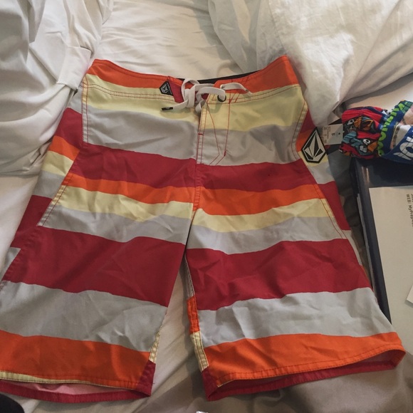 Volcom Board Shorts - Picture 1 of 2