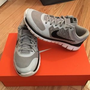 Grey NIKE Flex Runs 2015