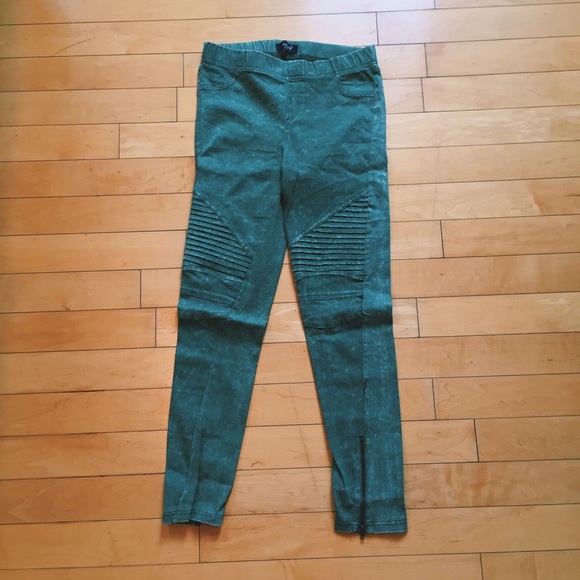 💡 Green ribbed leggings with zippers 💡