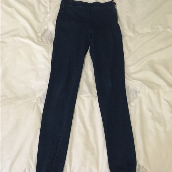 Jegging with a zipper on the side.