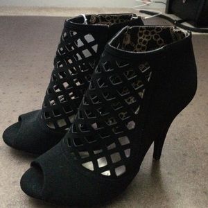 Cute black open toed heels Size 6w