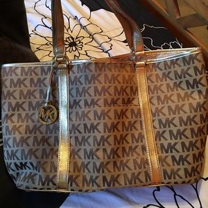 Michael Kors big purse\bag!! GREAT CONDITION!
