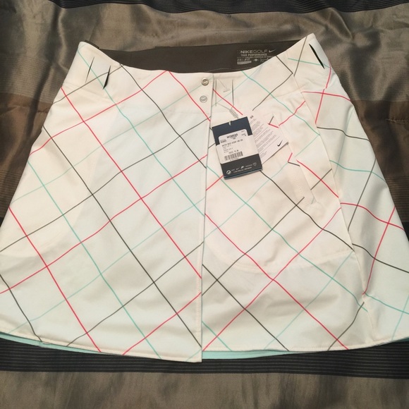 NWT Women's Nike Golf Skort. Size 4