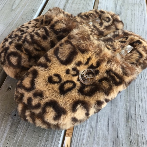 MK SLIPPERS.