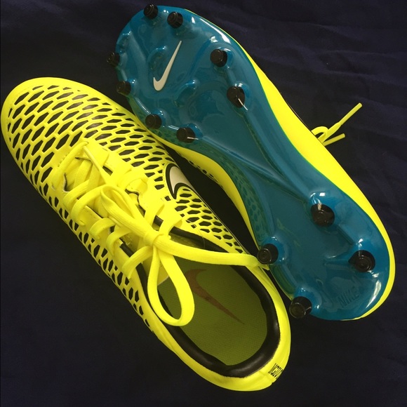 Nike cleats NWT neon green/yellow with blue bottom - Picture 2 of 2