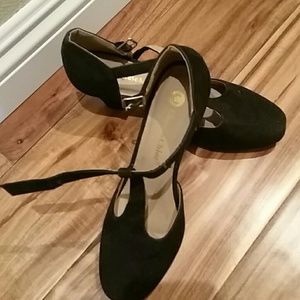 Chase & Chloe Black heels
