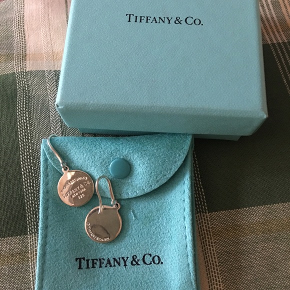Return to Tiffany & Co. Round tag earrings