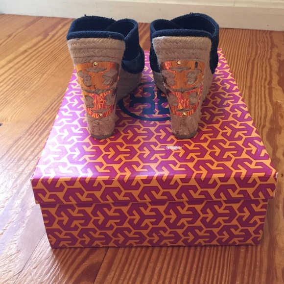 Tory Burch Kristen Canvas Wedge - Picture 3 of 4