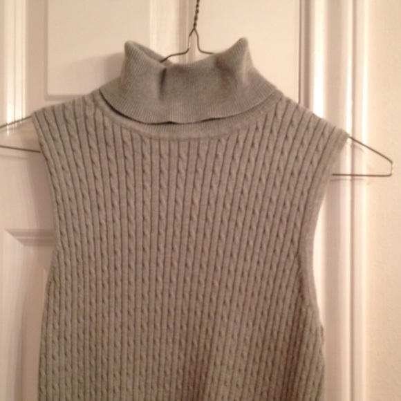 Sleeveless turtle beck sweater