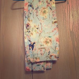 Structured floral print pant.