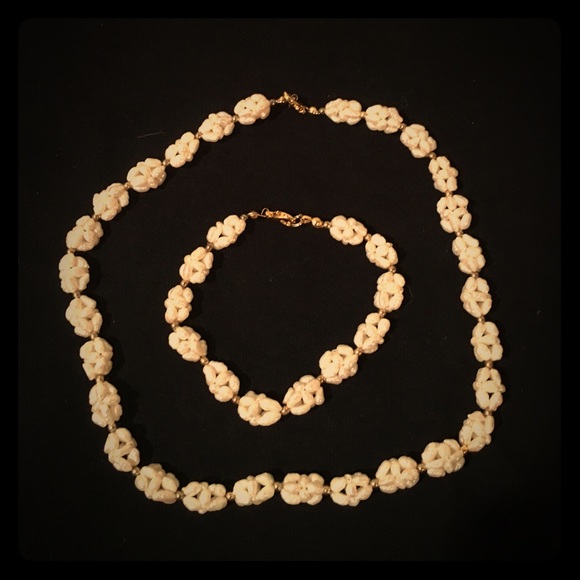 Freshwater Pearl Necklace and Bracelet Set